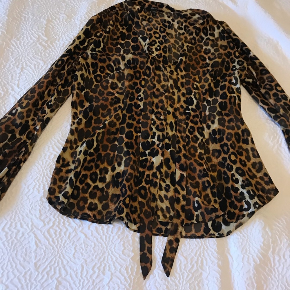 Tie bow animal print shirt.